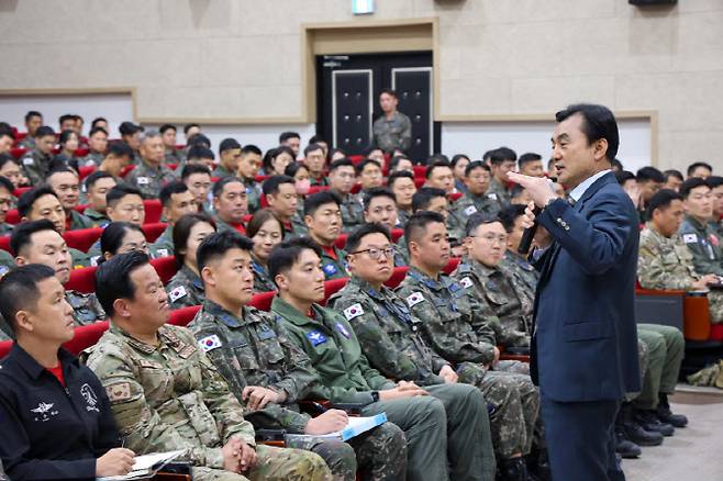 안규백 국방부 장관이 7일 강원도 원주에 위치한 공군 제8전투비행단을 방문해 공군 전 대대장을 대상으로 지휘역량 강화를 위한 특별강연을 하고 있다. (사진=국방부)