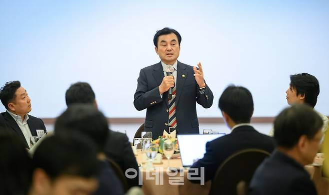 안규백 국방부 장관이 7일 오후 서울 용산구 국방컨벤션에서 열린 출입기자단 간담회에서 질의에 답하고 있다. (사진=국방부)