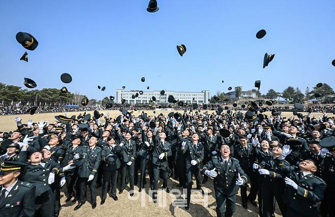 지난 3월 26일 전북 익산 육군부사관학교에서 열린 육군 26-1기 부사관 임관식에서 신임 부사관들이 정모를 던지며 자축하고 있다. (사진=육군)