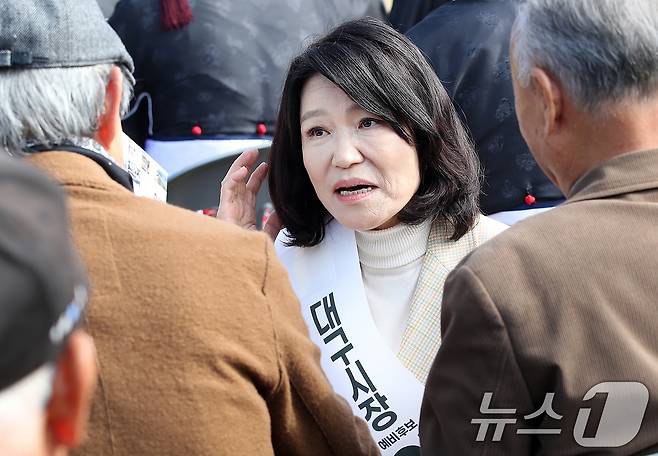 국민의힘 대구시장 경선에서 컷오프(공천 배제)된 이진숙 전 방송통신위원장이 지난 3일 오전 대구 수성구 노변동 사직단에서 열린 수성사직제를 찾아 시민과 인사 나누고 있다. 2026.4.3 ⓒ 뉴스1 공정식 기자
