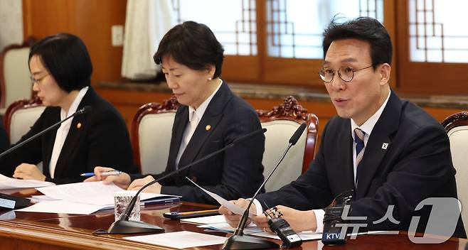 김민석 국무총리가 8일 오전 서울 종로구 세종대로 정부서울청사에서 열린 비상경제본부회의에서 모두 발언을 하고 있다. 2026.4.8 ⓒ 뉴스1 김명섭 기자