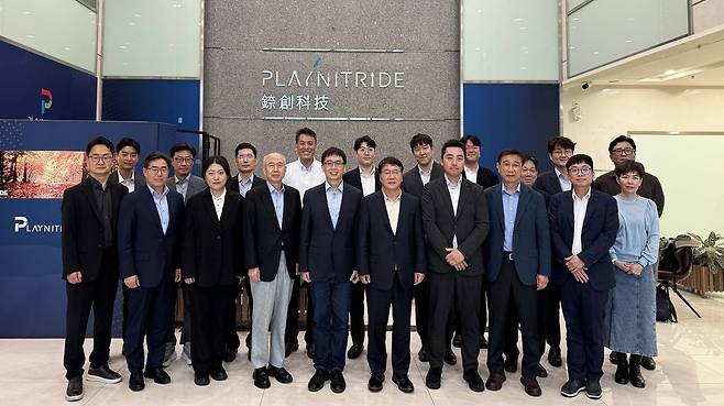 한-대만 디스플레이 교류협력단이 대만 Micro LED 칩(Chip) 제조업체인 PlayNitride 먀오리 공장을 방문해 기술 교류 및 협력 방안을 논의했다. 앞줄 왼쪽 네번째부터 협회 내 글로벌협력분과위원회 위원장 황철주 회장(주성엔지니어링), PlayNitride Jovi Lin GM, 이승우 한국디스플레이산업협회 부회장.(한국디스플레이산업협회제공)