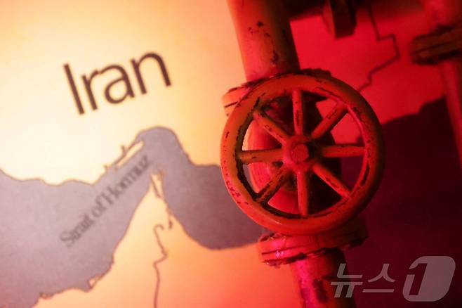 호르무즈 해협과 이란의 모습을 보여주는 지도. ⓒ 로이터=뉴스1