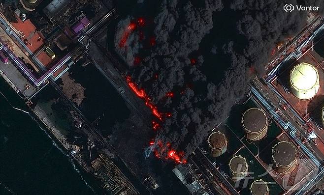 27일(현지시간) 러시아 레닌그라드 주 우스트루가에서 우크라이나의 공격 이후 러시아 발트해 항구 도시 우스트루가에서 연기가 피어오르는 모습 2026.03.27. ⓒ 로이터=뉴스1