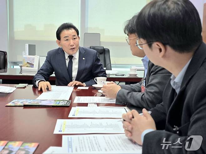 박용갑 의원이 국토부 산업집지정책과장과 면담을 갖고 있다.(의원실 제공. 재판매 및 DB금지)/뉴스1
