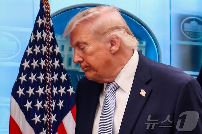 도널드 트럼프 미국 대통령이 6일(현지시간) 워싱턴DC 백악관에서 기자회견을 마치고 브리핑룸에서 나가고 있다. 2026.04.06. ⓒ 로이터=뉴스1