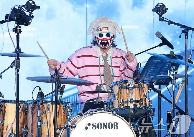 밴드 하츠웨이브(hrtz.wav) 하이와가 8일 서울 마포구 문화비축기지에서 열린 첫 번째 미니앨범 ‘The First Wave(더 퍼스트 웨이브)’ 발매 쇼케이스에서 타이틀곡 ‘NINETEEN(나인틴)’을 선보이고 있다. 2026.4.8 ⓒ 뉴스1 권현진 기자