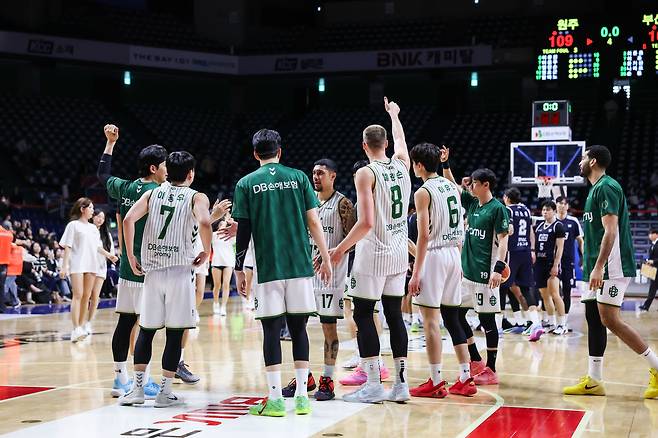 프로농구 DB가 정규리그 최종전에서 KCC를 꺾고 3위를 차지했다.(KBL 제공)