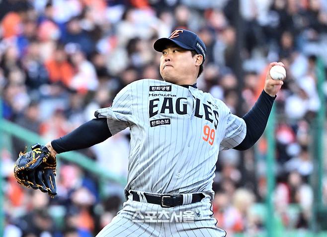 한화 류현진이 7일 문학구장에서 열린 2026 KBO리그 SSG와의 경기에 선발 등판해 힘차게 공을 던지고 있다. 문학 | 박진업 기자 upandup@sportsseoul.com