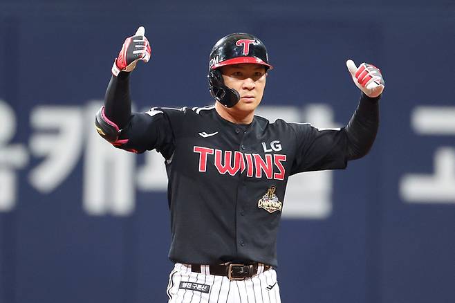 LG 오지환이 5일 서울 고척스카이돔에서 열린 2026 KBO리그 정규시즌 키움전에서 안타를 친 후 세리머니를 하고 있다. 사진 | LG 트윈스