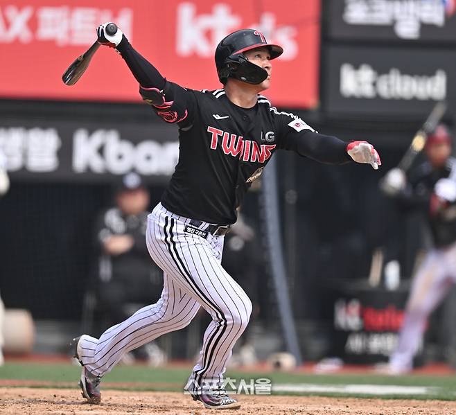 LG 오지환이 16일 수원케이티위즈파크에서 열린 2026 KBO리그 시범경기 KT와 경기 3회초 1사 2루타를 치고 있다. 수원 | 최승섭기자 thunder@sportsseoul.com