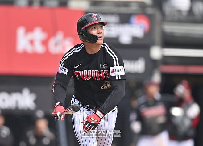 LG 오지환이 16일 수원케이티위즈파크에서 열린 2026 KBO리그 시범경기 KT와 경기 3회초 1사 2루타를 치고 있다. 수원 | 최승섭기자 thunder@sportsseoul.com