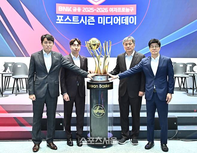 6일 서울 용산구 서울드래곤시티 그랜드볼룸에서 열린 BNK금융 2025-2026 여자프로농구 포스트시즌 미디어데이 행사에서 각 팀 감독들이 기념촬영을 하고 있다. 왼쪽부터 우리은행 위성우 감독, KB스타즈 김완수 감독, 하나은행 이상범 감독, 삼성생명 하상윤 감독. 박진업 기자 upandup@sportsseoul.com