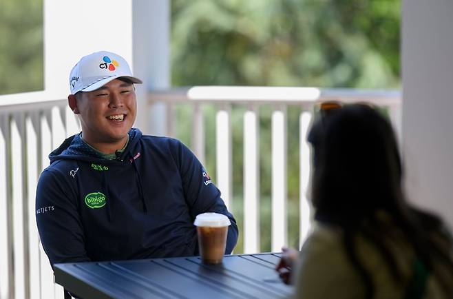 김시우가 마국 조지아주 오거스타 내셔널 골프클럽에서 열리는 마스터스 토너먼트 대회 전 인터뷰를 하고 있다. 사진 | 대회조직위
