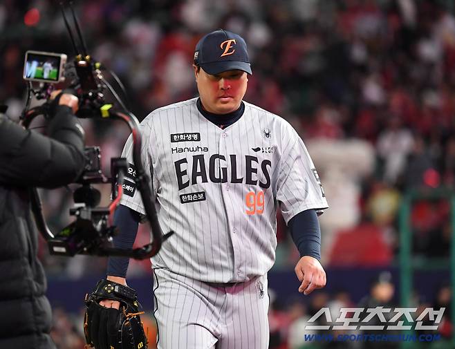 7일 인천 SSG랜더스필드에서 열린 SSG와 한화의 경기. 6회 투구를 마치고 마운드를 내려오는 한화 류현진. 인천=송정헌 기자songs@sportschosun.com/2026.04.07/