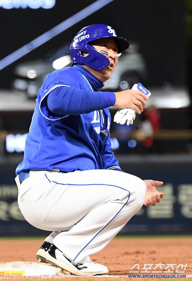 침묵하던 최형우는 경기 막판 장타 두 방을 터뜨리며 경기를 뒤집었다.