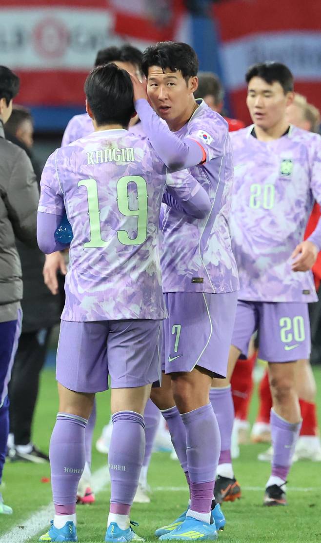 이강인 다독이는 손흥민

    (빈[오스트리아]=연합뉴스) 최재구 기자 = 31일(현지시간) 오스트리아 빈 에른스트 하펠 스타디움에서 열린 한국 축구 국가대표팀과 오스트리아의 평가전에서 한국 손흥민이 수분 섭취 시간에 이강인을 다독이고 있다. 2026.4.1

    jjaeck9@yna.co.kr

(끝)





<저작권자(c) 연합뉴스, 무단 전재-재배포, AI 학습 및 활용 금지>