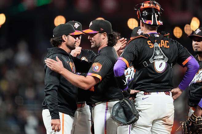 샌프란시스코 선발 로비 레이가 7회 투구 도중 토니 바이텔로 감독의 어깨를 두드리며 마운드를 내려가고 있다. AP연합뉴스