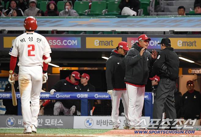 7일 인천 SSG랜더스필드에서 열린 SSG와 한화의 경기. 8회 박성한 파울플라이 아웃에 항의하는 SSG 이숭용 감독. 인천=송정헌 기자songs@sportschosun.com/2026.04.07/