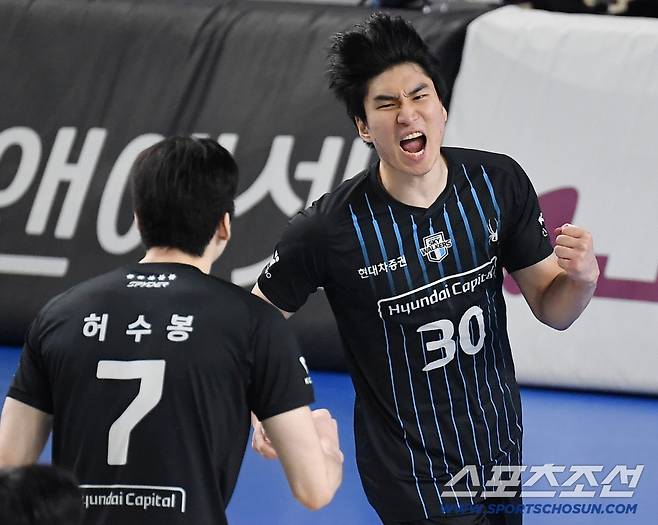 8일 천안 유관순체육관에서 열린 배구 V리그 남자부 챔피언결정전 4차전 현대캐피탈과 대한항공의 경기. 득점 후 기뻐하는 현대캐피탈 신호진. 천안=송정헌 기자songs@sportschosun.com/2026.04.08/