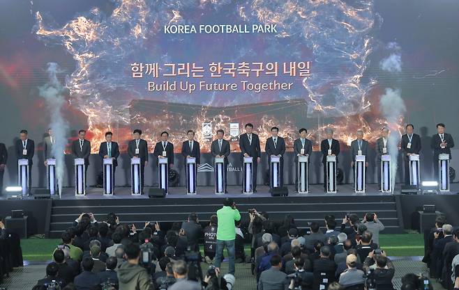 천안 코리아풋볼파크 공식 개관식

    (천안=연합뉴스) 류영석 기자 = 7일 충남 천안 코리아풋볼파크에서 열린 공식 개관식에서 정몽규 대한축구협회장, 유승민 대한체육회장을 비롯한 참석자들이 개관 세리머니를 하고 있다. 2026.4.7