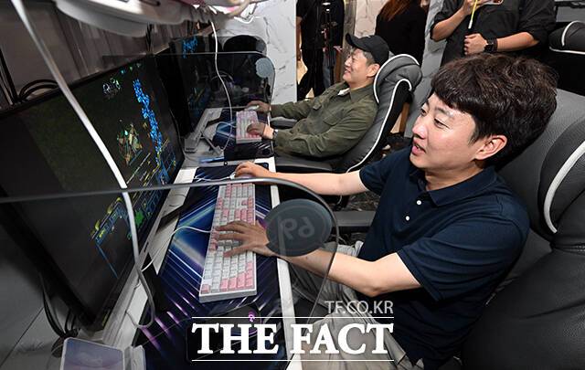 정치권에서는 이준석 개혁신당 대표가 강조하는 효율 중심의 접근이 오히려 역효과를 낳을 수 있다는 지적이 나온다. 사진은 이 대표와 김재섭 국민의힘 의원이 추석 명절을 하루 앞둔 5일 오후 서울 영등포구의 한 PC방에서 한가위 기념 스타크래프트 게임대회 '스타 정치인'에 참가해 대결을 앞두고 몸을 풀고 있는 모습. /임영무 기자