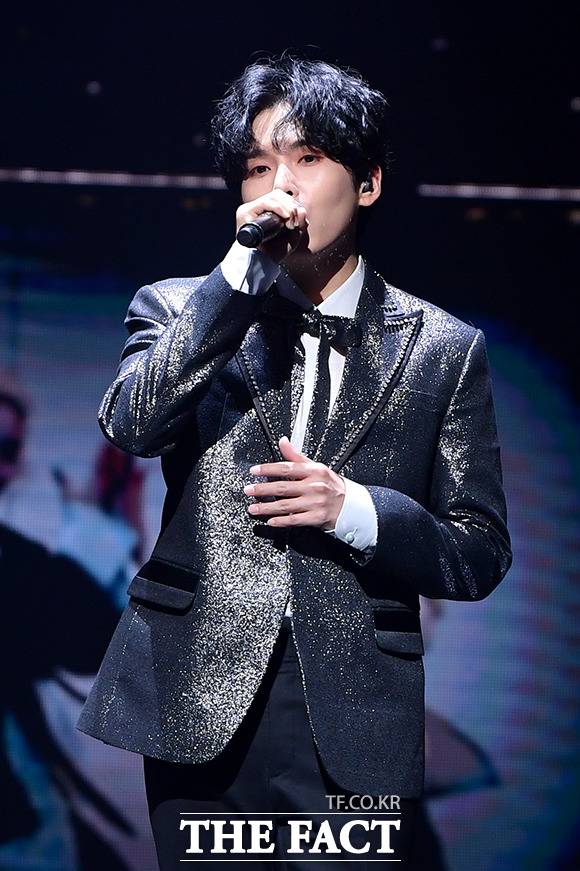 그룹 슈퍼주니어 멤버 려욱이 콘서트 도중 벌어진 관객 낙상사고 당시 심경을 밝히고 팬에게 사과했다. 사진은 '2020 더팩트 뮤직 어워즈'에 참석한 려욱이 노래를 하는 모습이다./더팩트DB