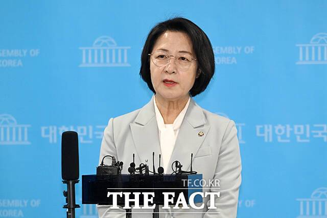 더불어민주당 경기도지사 후보로 선출된 추미애 의원은 8일 '여성 후보 10% 가산점' 도움 없이 경선에서 과반 득표했다는 취지로 설명했다. 추 의원의 강성 이미지가 중도 확장에 제약을 줄 수 있다는 우려에 대해선 "능력과 실력으로 보여드리면 해소가 될 것"이라며 자신감을 내비쳤다. /서예원 기자