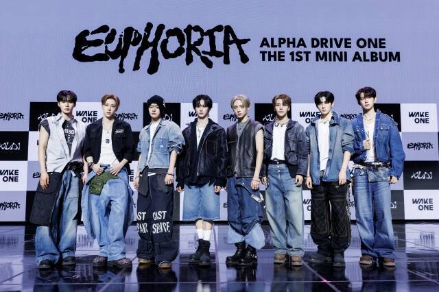 알파드라이브원은 당분간 7인 체제로 활동을 한다. 사진은 지난 1월 데뷔 쇼케이스 당시 모습으로 왼쪽부터 준서 아르노 리오 안신 상원 씬롱 상현 건우. /웨이크원