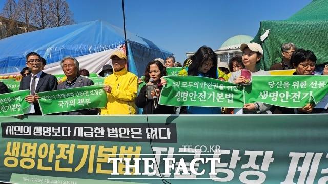 참사·재난·산재 피해자 및 유족, 시민사회단체로 구성된 생명안전기본법제정을위한시민동행은 8일 서울 영등포구 국회 앞에서 "국회는 즉각 생명안전기본법을 제정하라"고 촉구했다./강주영