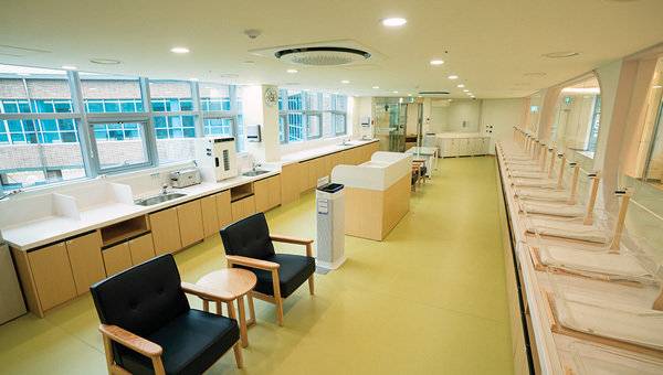 경기 포천시 ‘포천공공산후조리원’ 산모실(위)과 신생아실.