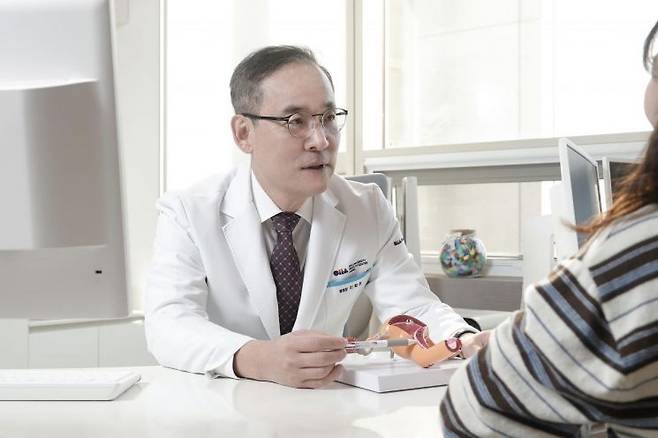 이학천 잠실차병원 난임센터 원장이 CAPA-IVM 치료를 적용한 난임 환자에게 진료를 설명하고 있다. 잠실차병원
