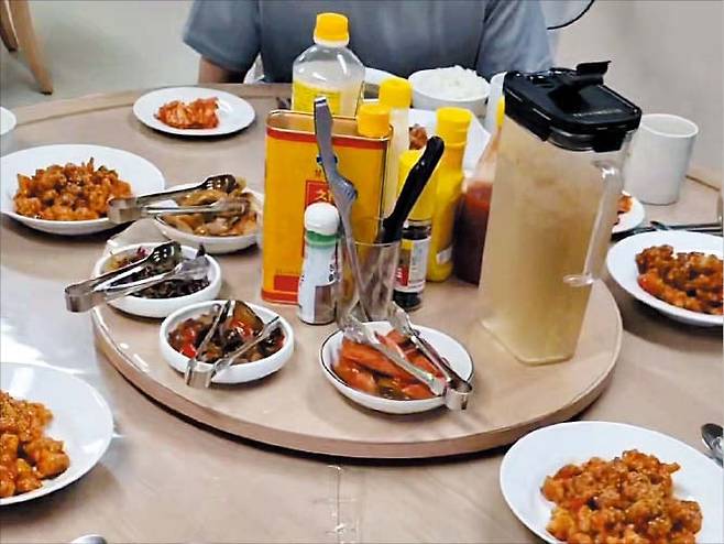 식사하는 선원들  호르무즈해협 인근에 정박해 있는 한국 국적 선박에서 식사를 차린 모습. /HMM 해원연합 노조