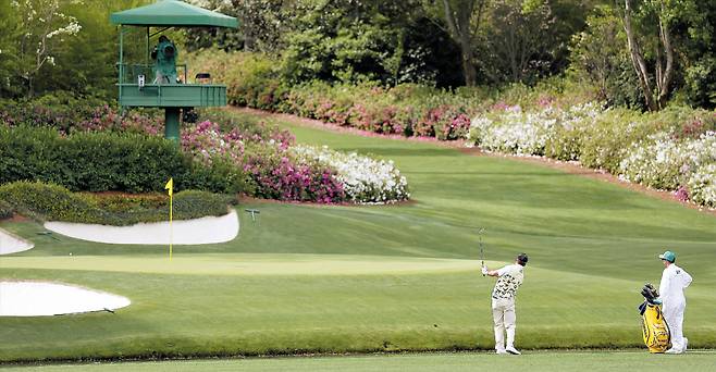 마스터스 개막을 사흘 앞둔 6일 미국 조지아주 오거스타 내셔널 골프클럽. 매년 드라마틱한 장면이 연출되는 ‘아멘 코너’의 두 번째 무대 12번 홀에서 호주의 제이슨 데이(왼쪽)가 어프로치 샷을 연습하고 있다. /게티이미지코리아