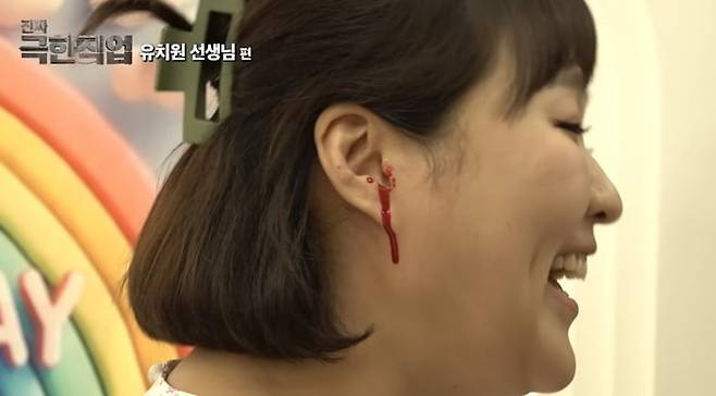 방송인 이수지가 유치원 교사로 등장해 학부모 민원에 시달리다 귀에서 피가 흐르는 모습으로 표현된 장면. /유튜브 채널 ‘핫이슈지’