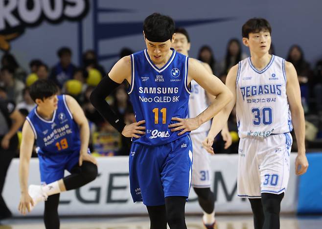 <YONHAP PHOTO-5904> 표정 어두운 삼성 선수들    (서울=연합뉴스) 신준희 기자 = 8일 서울 잠실 실내체육관에서 열린 프로농구 서울 삼성과 대구 한국가스공사의 경기.    득점에 실패한 삼성 이관희가 어두운 표정을 하고 있다. 2026.4.8    hama@yna.co.kr/2026-04-08 19:21:50/<저작권자 ⓒ 1980-2026 ㈜연합뉴스. 무단 전재 재배포 금지, AI 학습 및 활용 금지>