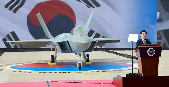 이재명 대통령이 지난달 25일 경남 사천 한국항공우주산업에서 열린 KF-21 양산 1호기 출고식에서 격려사를 하고 있다. /뉴스1