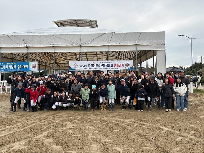 홍성군 유소년승마단은 최근 충남소년체전에서 장애물과 마장마술 전 종목에 걸쳐 고른 입상 성적을 거뒀다. 홍성군 제공