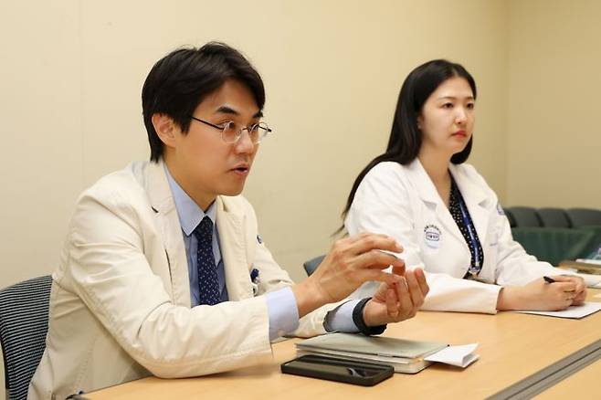 민진수 서울성모병원 호흡기내과 교수(왼쪽)와 신혜지 간호사가 데일리안과 인터뷰를 진행하고 있다. ⓒ가톨릭대학교 서울성모병원