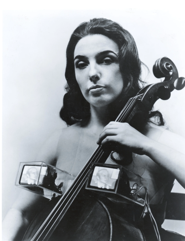 첼리스트이자 퍼포먼스 예술가인 샬럿 무어먼을 위해 만든 ‘살아있는 조각을 위한 TV 브라’.
가고시안갤러리 
제공 ⓒNam June 
Paik Estate