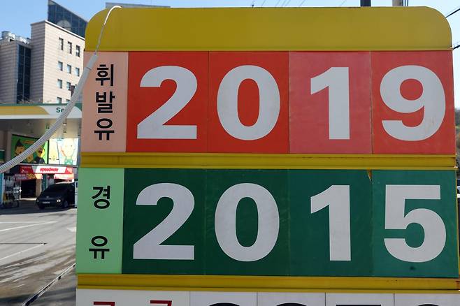 중동 전쟁 영향으로 국내 휘발유·경유 가격이 지속 상승하면서 서울 휘발유 평균 가격이 2000원을 돌파한 7일 서울 시내 한 주유소에 휘발유와 경유 가격이 표시돼 있다. 이날 한국석유공사 유가정보시스템 오피넷에 따르면 이날 오전 9시 기준 리터(L)당 전국 휘발유 평균 가격은 전날 대비 9.88원 오른 2000.27원, 경유는 11.61원 오른 1979.61원으로 집계됐다. 2026.4.7/뉴스1