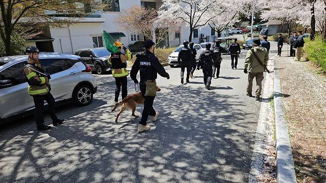 8일 대전 오월드에서 늑대 1마리가 탈출한 가운데 소방, 경찰, 오월드, 금강유역환경청, 엽사 등이 수색 및 포획 작업을 하고 있다. 대전소방본부 제공