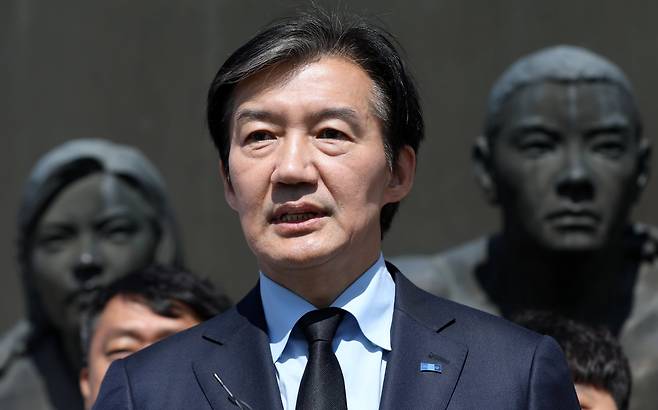 조국 조국혁신당 대표가 경남 창원 마산회원구 국립3·15민주묘지를 참배한 후 취재진 질문에 답하고 있다. 2026.4.8 뉴스1