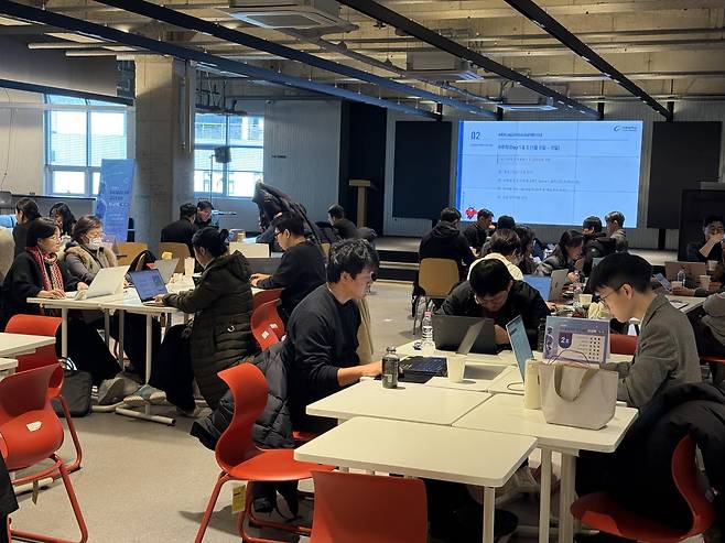 가천대 교수들이 올해 2월 겨울방학 대학 코코네스쿨에서 열린 4주 몰입형 ‘AI 교육 역량 강화 프로그램’에 참여해 강의를 듣고 있다. 가천대 제공