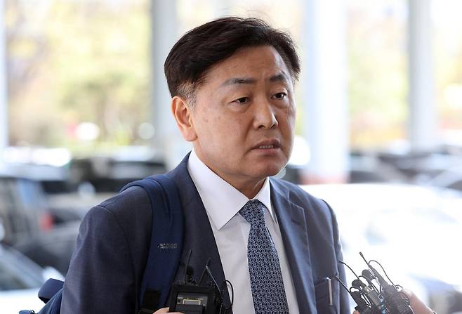 [서울=뉴시스] 김관영 전북특별자치도지사가 7일 서울 양천구 서울남부지법에서 열린 더불어민주당 상대 징계 효력정지 가처분 1차 심문기일에 출석하며 입장을 밝히고 있다. 2026.04.07.