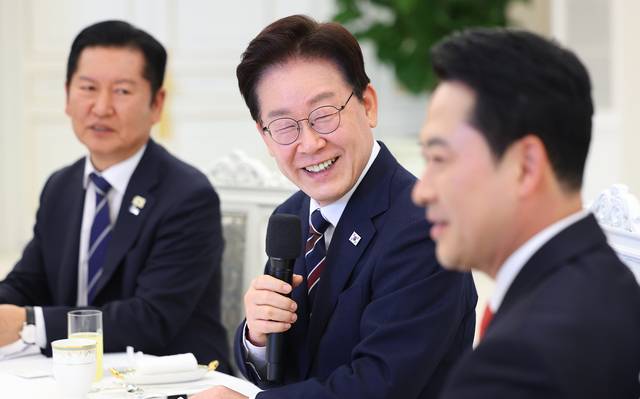 이재명 대통령이 지난 4월 7일 청와대에서 열린 여야정 민생경제 협의체 회담에서 발언하고 있다. 왼쪽부터 정청래 더불어민주당 당대표, 이 대통령, 장동혁 국민의힘 대표.[연합뉴스 사진]