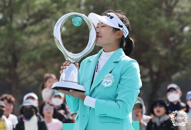 지난해 4월 경북 구미 골프존카운티선산CC에서 열린 'iM금융오픈'에서 우승한 김민주가 트로피를 들고 기념촬영을 하고 있다. KLPGA 제공