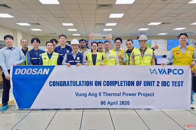 베트남 붕앙 II 석탄화력발전소 2호기 본격 가동을 기념해 두산·VAPCO 관계자들이 지난 6일 사진을 촬영하고 있다.하띤성 정부 제공