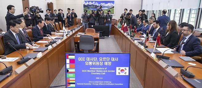 김석기 국회 외교통일위원회 위원장을 비롯한 외통위원들이 8일 국회 외통위에서 걸프협력회의(GCC) 소속 국가 대사들과 요르단 대사 등 중동 지역 7개국 주한 대사들과 면담하고 있다. 연합뉴스