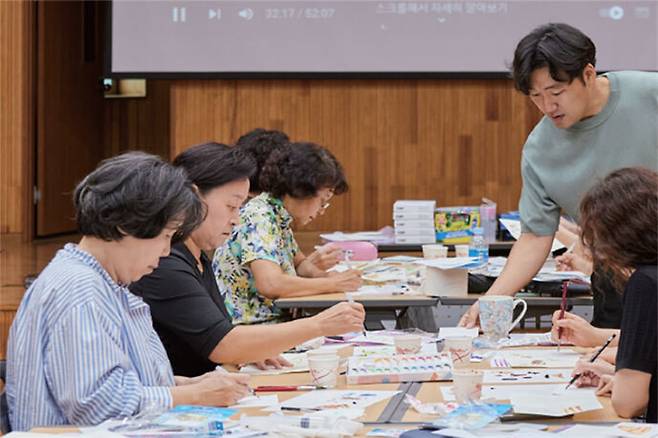 2024년 문학 상주작가 지원사업으로 고양시 주엽 어린이도서관에서 한 작가가 시민 상대의 프로그램을 진행 중인 모습. 한국문화예술위원회